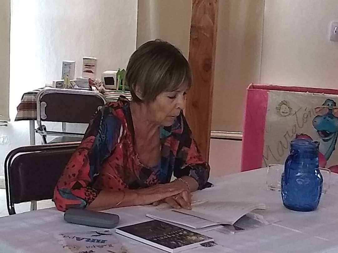 Graciela Fernandez en El Maitén Ch-Febrero Feria Libro pres Anecdotando y su Garabatos de sol